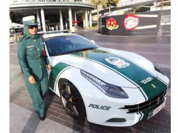 dubai-police-show-off-ferrari-1367015029-1203
